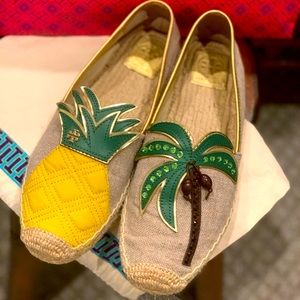 Tory Burch
Castaway Canvas Flat Espadrille,Neutral